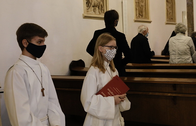 Bereits zuvor gültige Maßnahmen wie das Tragen von Masken und Abstände sind bei Gottesdiensten einzuhalten.